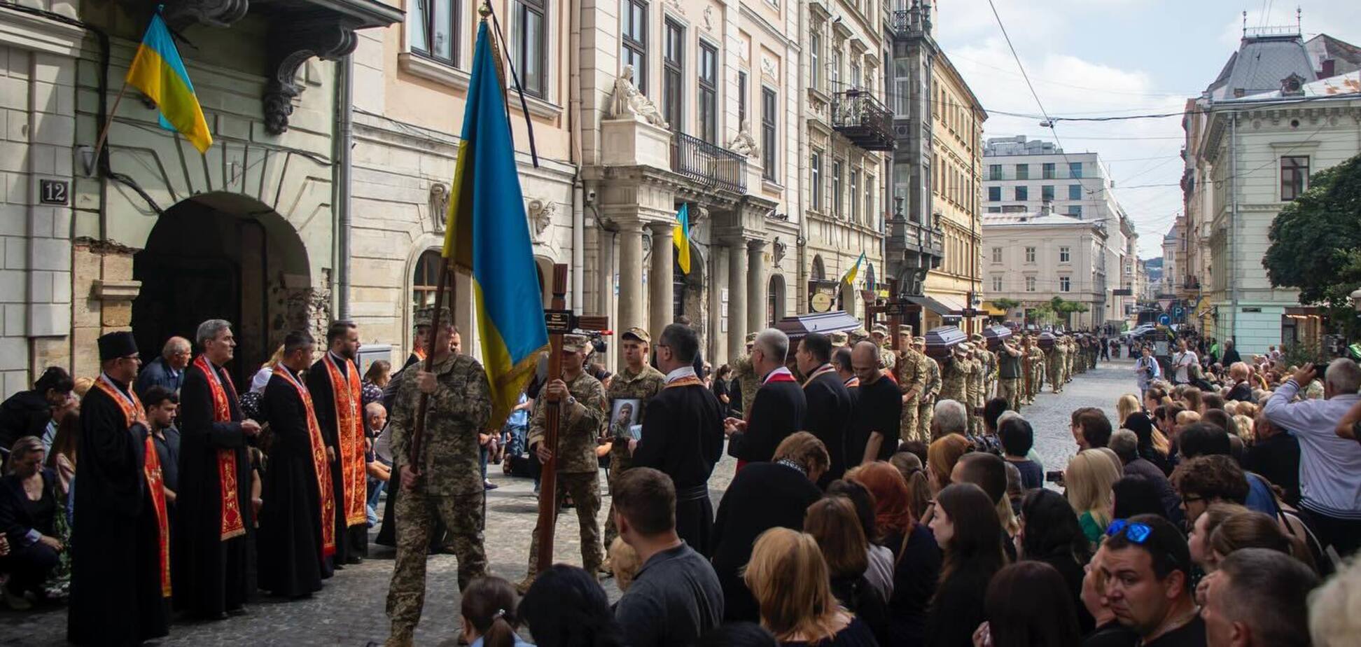 На щите: во Львове похоронили 12 военнопленных, погибших во время падения самолета Ил-76 в России. Фото