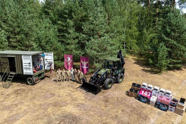 Укріплення оборони не почекає до завтра: Порошенко привіз десантникам  унікальні комплекси для відновлення бойової техніки