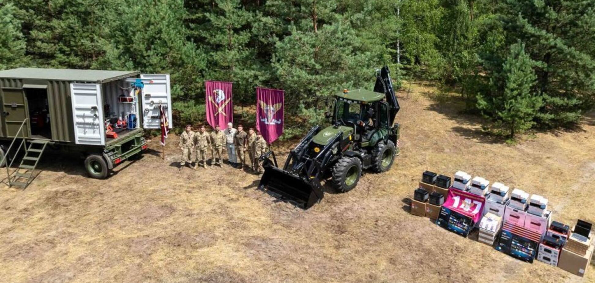 Укрепление обороны не подождет до завтра: Порошенко привез десантникам уникальные комплексы для восстановления боевой техники