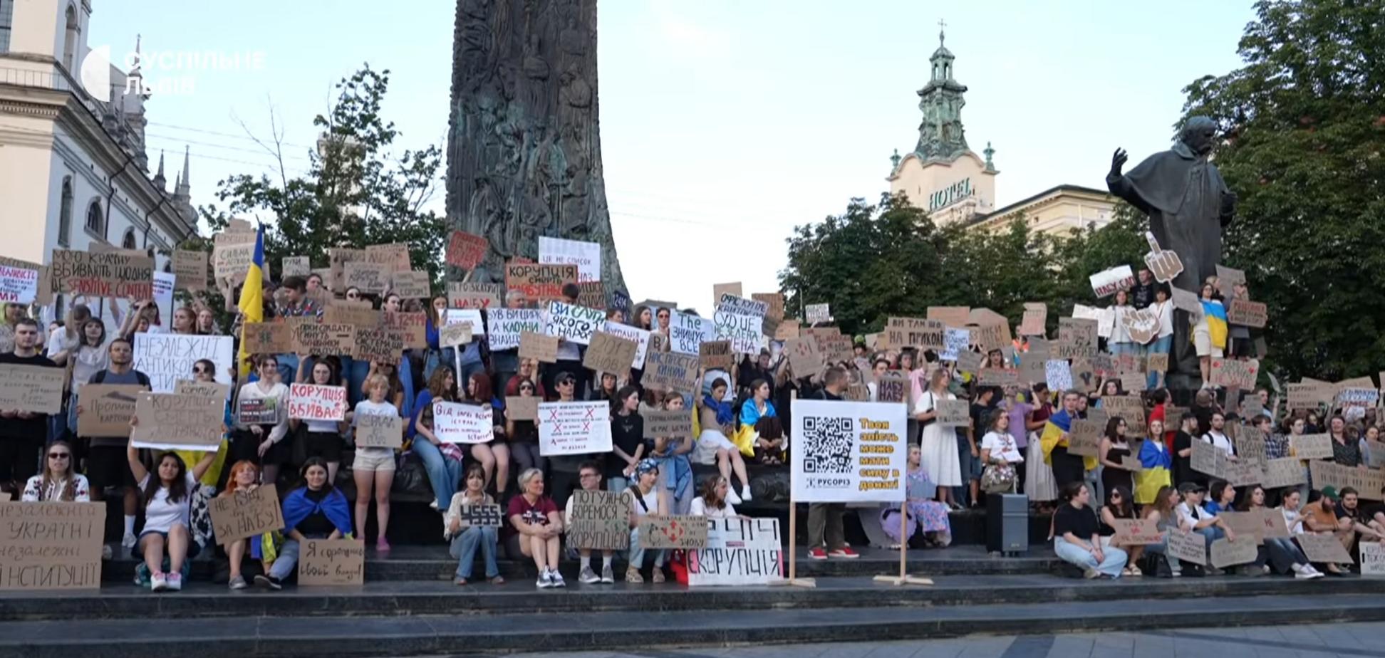 Я горжусь этими 'подростками', которые вышли на площади Украины