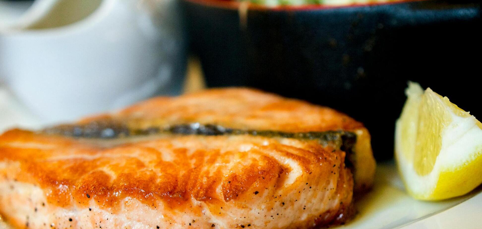 Как приготовить лосось, чтобы был сочным и ароматным: метод Джейми Оливера