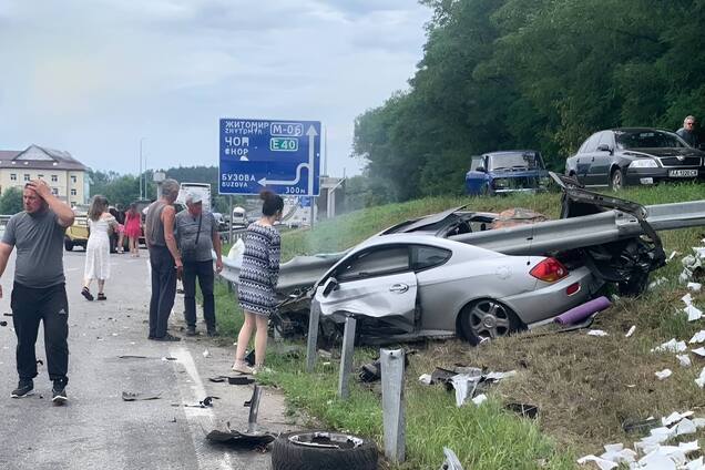 Крізь машину пройшло 20 м металу: під Києвом легковик напоровся на відбійник, водій загинув. Подробиці та фото