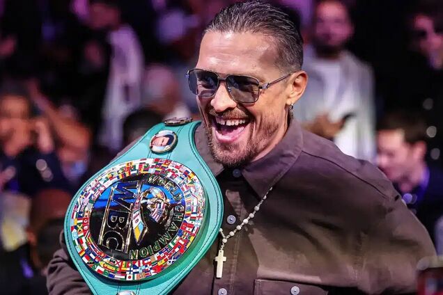 Добровільна відмова? Усик ухвалив рішення щодо чемпіонського поясу, який він дарував Зеленському