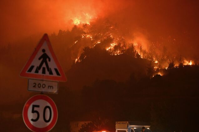 В Турции из-за рекордной жары бушуют масштабные лесные пожары: есть погибшие, задействованы тысячи пожарных. Видео