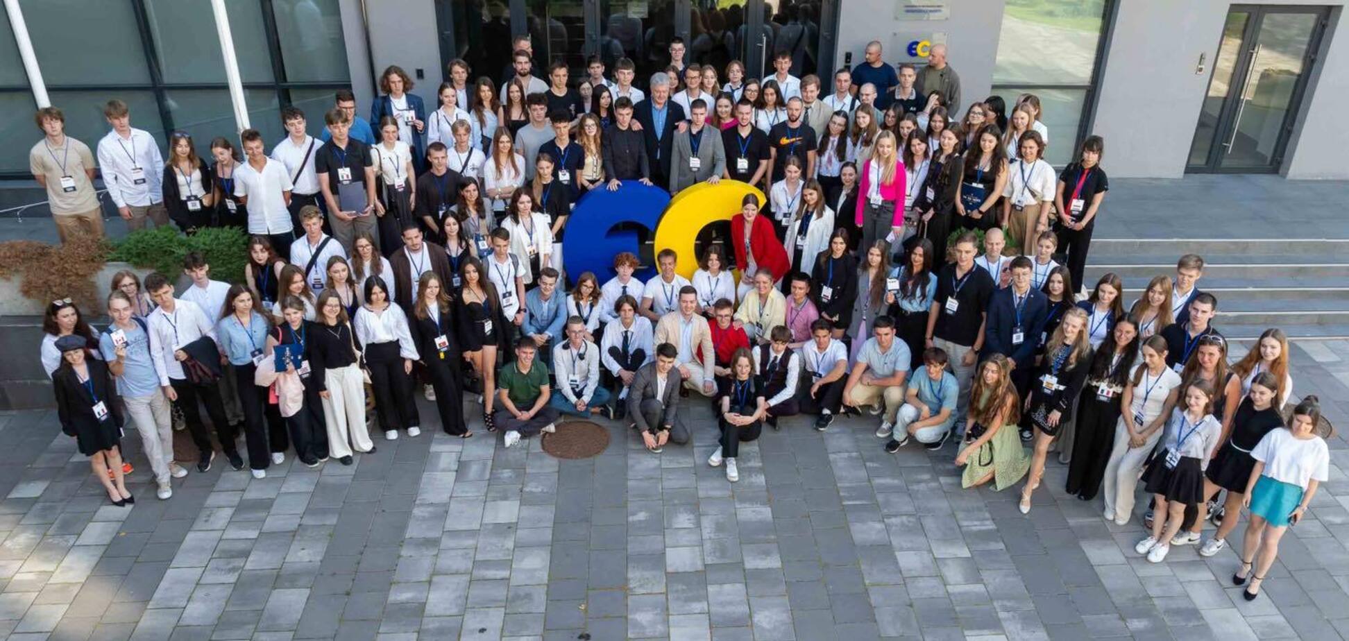 В войне может победить только демократическая страна: Порошенко обсудил с молодежными лидерами протесты против закона о НАБУ и САП