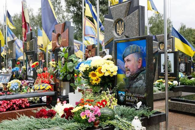 Держал строй своим словом не хуже, чем с автоматом: Порошенко почтил память Глеба Бабича