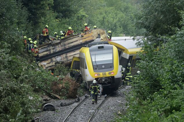 В Германии сошел с рельсов пассажирский поезд, погибли люди: все подробности трагедии