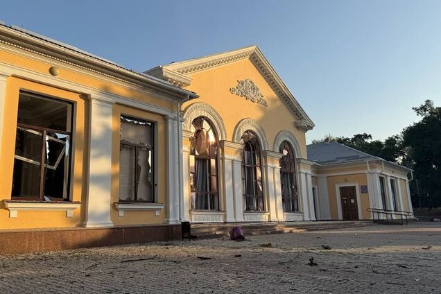 Повреждены филармония, здание университета и подразделения ГСЧС: фото и видео последствий атаки РФ на Кропивницкий