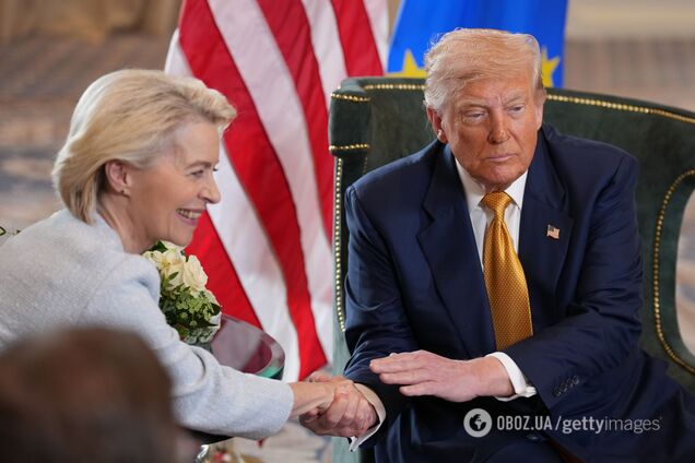 Дональд Трамп і Урсула фон дер Ляєн потискають руки під час зустрічі 27 липня 2025 року. Ілюстрація