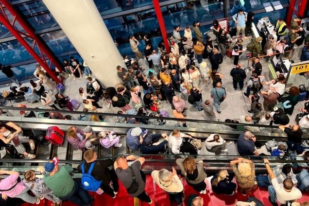 В России произошел масштабный коллапс в аэропорту: хакеры заявили о полном уничтожении внутренней ИТ-инфраструктуры 'Аэрофлота'. Фото