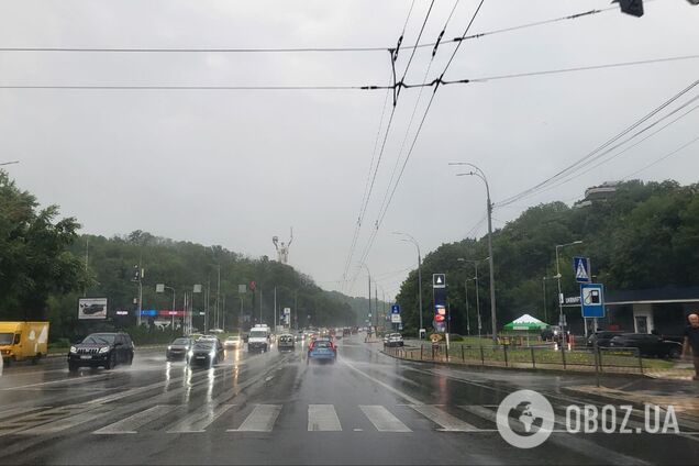 В Киеве из-за сильных осадков некоторые дороги превратились в озера и реки. Видео