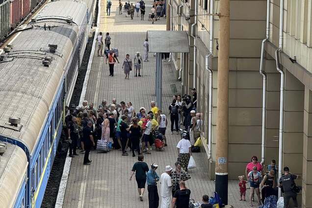 Ілюстрація – посадка пасажирів в вагон Укрзалізниці