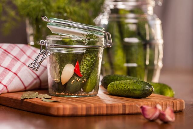 Хрусткі мариновані огірки 'Верес' на зиму: найпростіший рецепт
