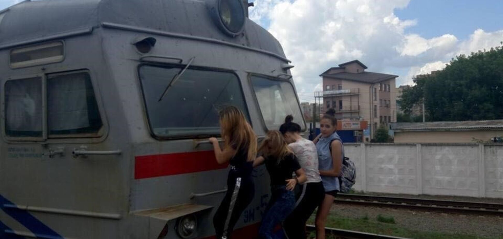 'Страшная статистика': в 'УЗ' рассказали, сколько детей погибли с начала года из-за нарушения правил безопасности на железной дороге