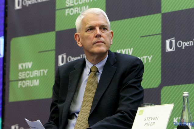 'Сигнализирует противникам о слабости Америки': экс-посол раскритиковал решение Трампа приостановить поставки оружия Украине