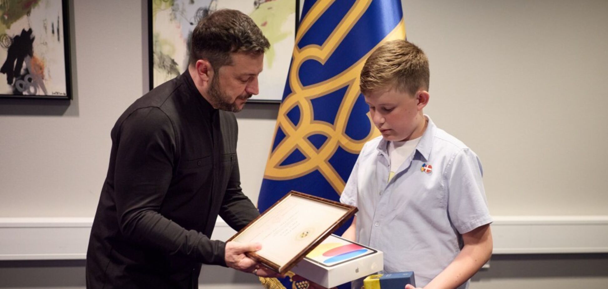 Собирает деньги на школьные рюкзаки для украинских детей: Зеленский в Дании вручил 11-летнему волонтеру награду 'Будущее Украины'. Фото и видео