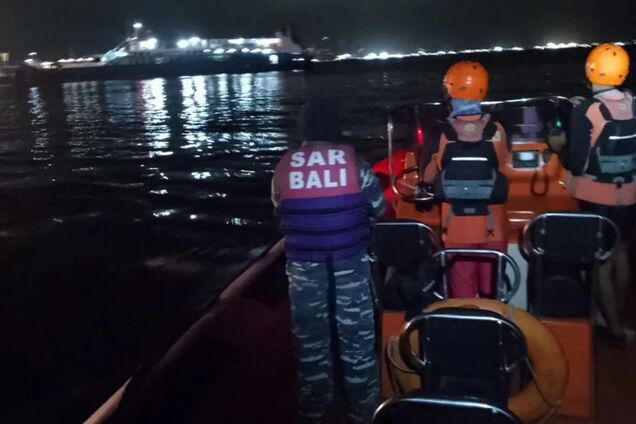 Біля берегів Балі затонув паром: чотири людини загинули, десятки зникли безвісти. Фото і відео
