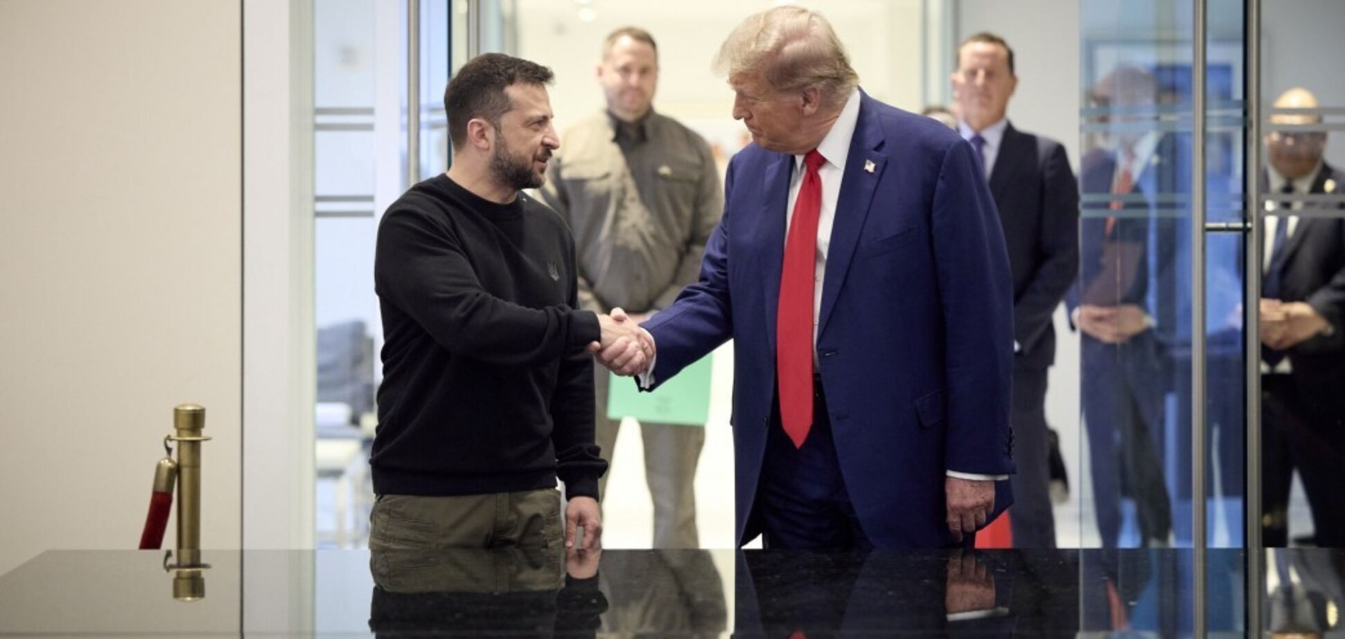 Зеленський і Трамп можуть провести телефонну розмову щодо призупинення військової допомоги Україні – FT