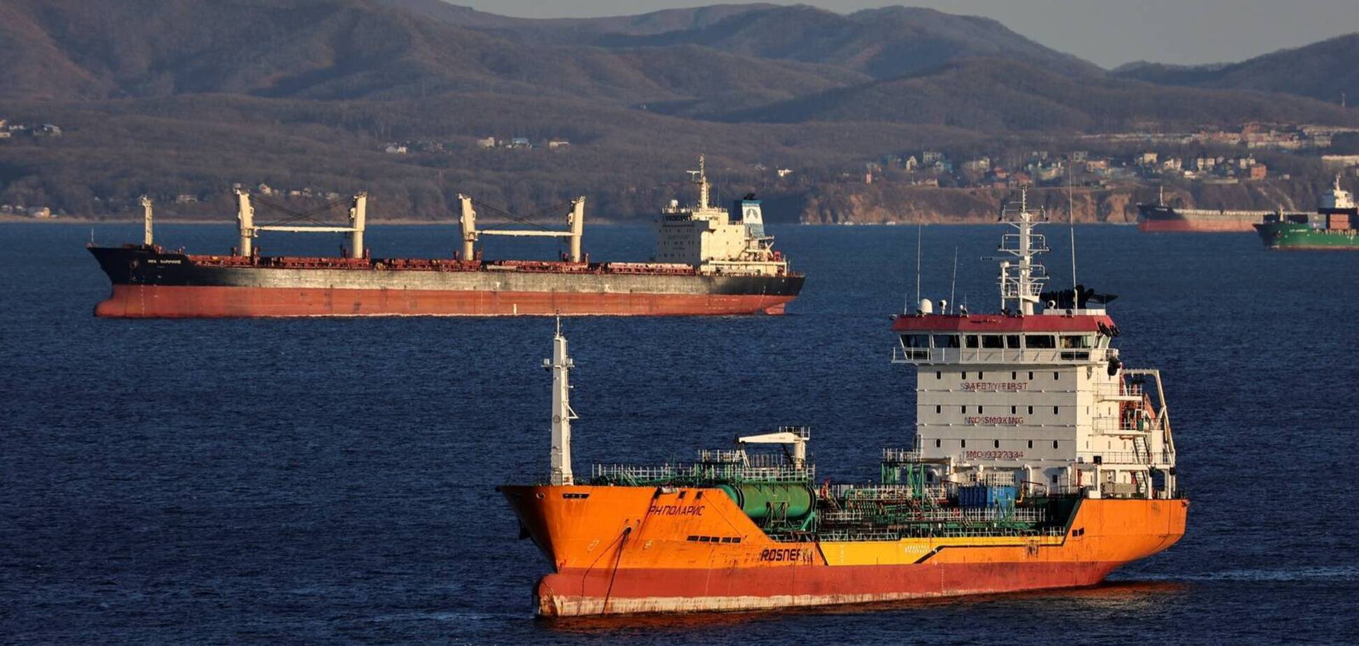 Экспорт нефти из России продолжает уменьшаться – Bloomberg