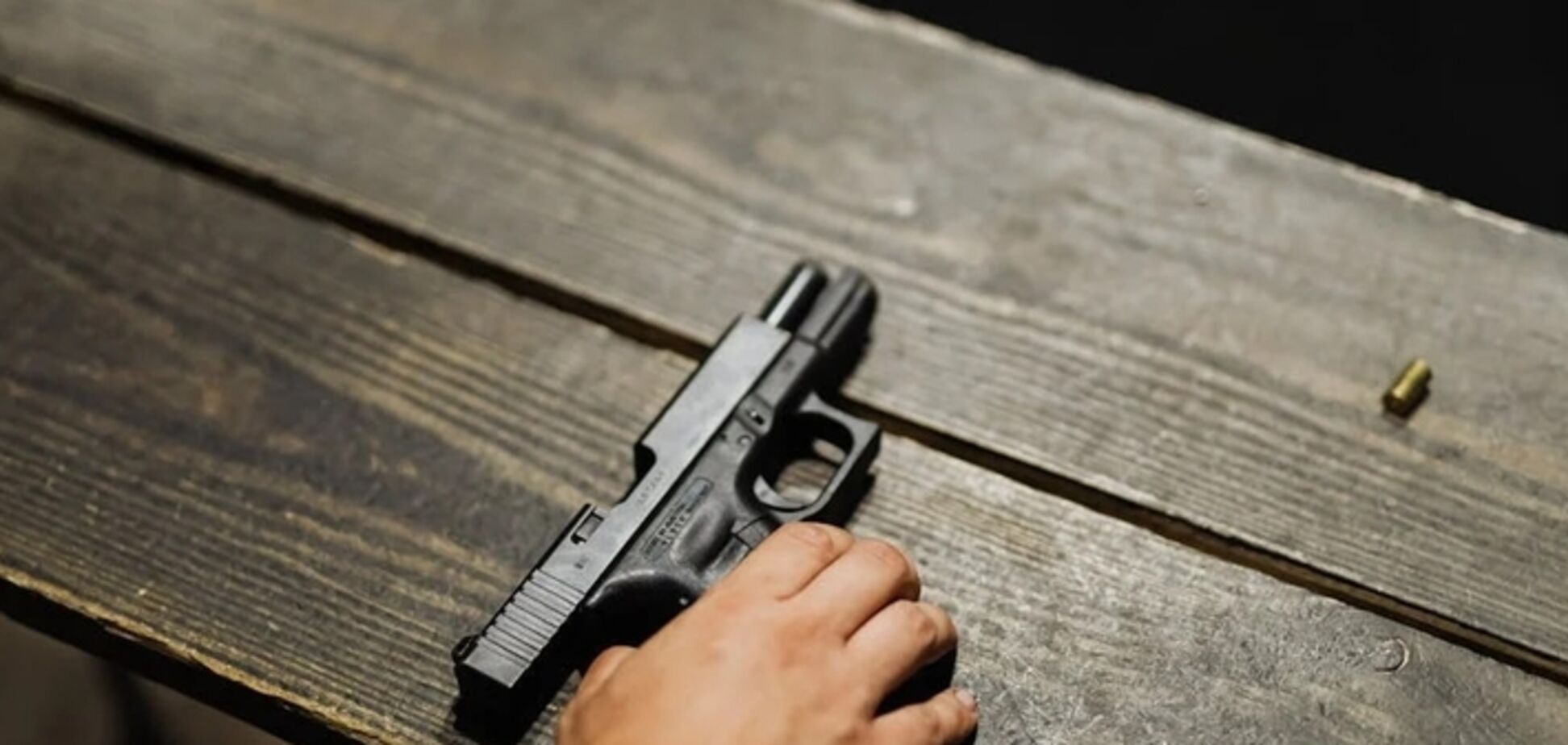 Выстрелил в голову из пистолета: в Черновцах 14-летний подросток совершил самоубийство на улице