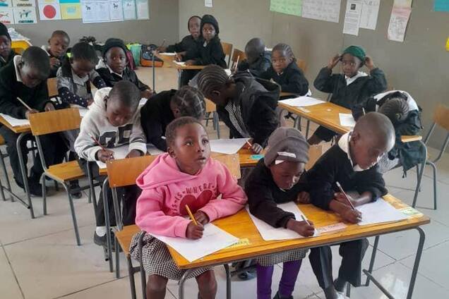 Детей моют в корытах, а еду готовят на огне: как выглядит частная школа в Намибии. Фото