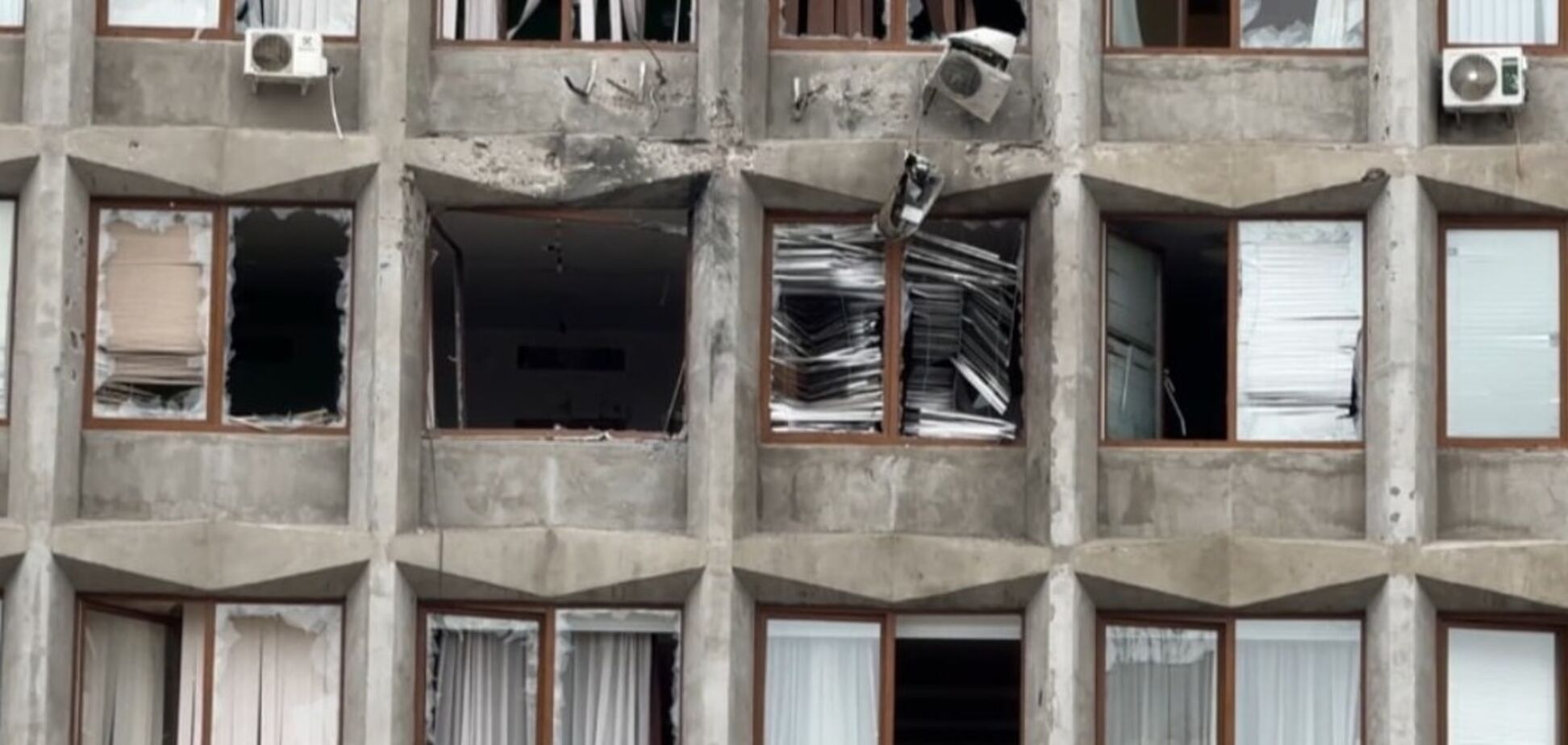 Оккупанты ударили по Сумам: повреждено здание ОГА, есть раненые. Фото