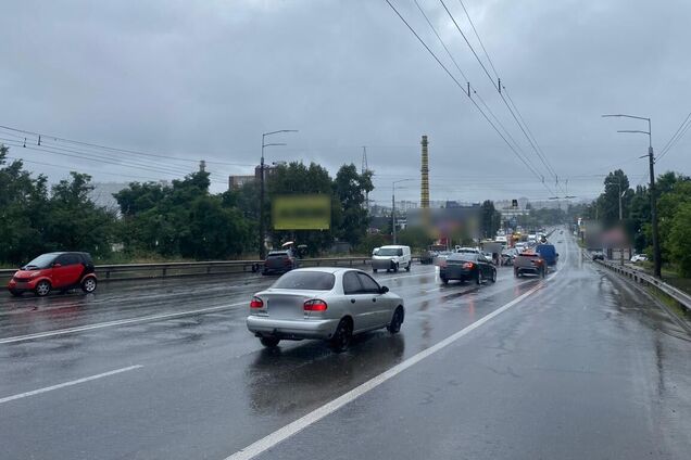 У Києві на Оболоні сталась масштабна ДТП, утворився затор. Подробиці, фото та відео