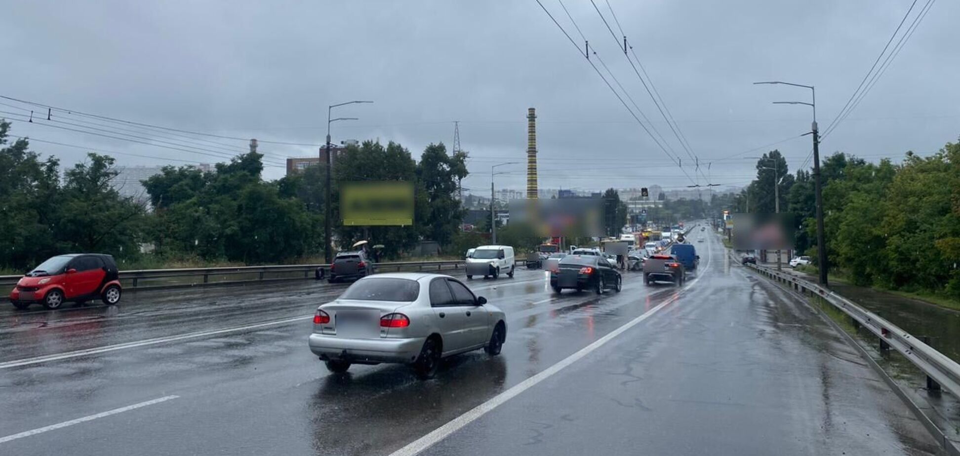 У Києві на Оболоні сталась масштабна ДТП, утворився затор. Подробиці, фото та відео