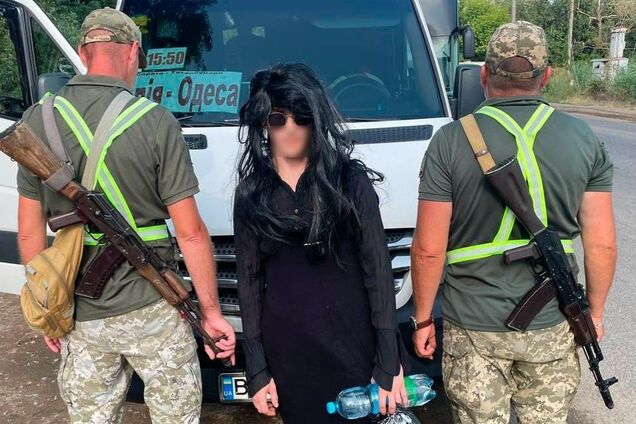 Надел парик, очки и платье: в Одесской области разоблачили мужчину, который пытался выехать из Украины рейсовым автобусом. Фото и видео