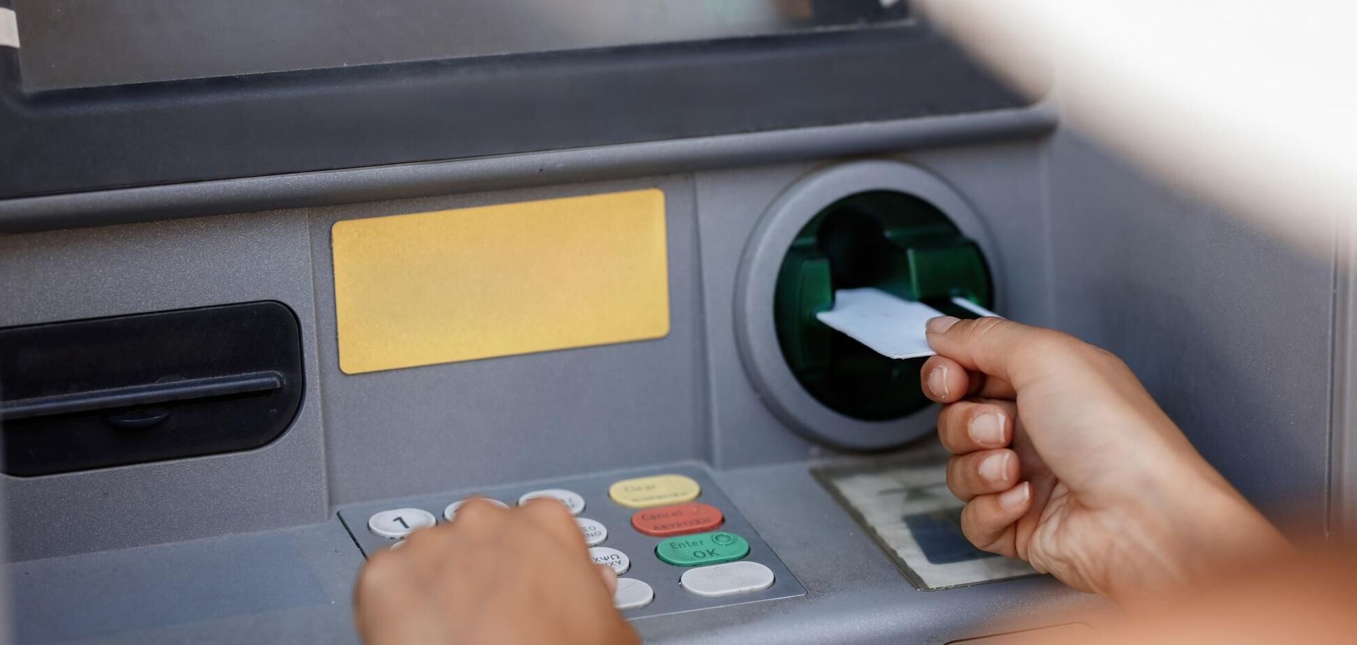 Иллюстрация - использование банковской карты в банкомате