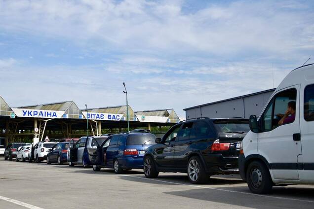 Иллюстрация - очередь из машин на въезд в Украину из-за границы
