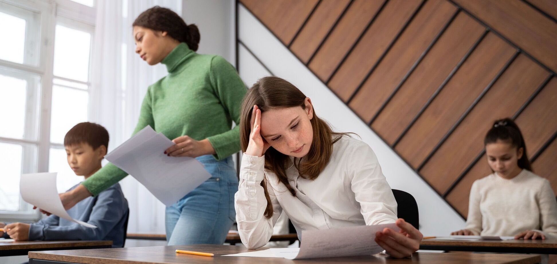 Иллюстрация - учитель объясняет ученикам учебный материал