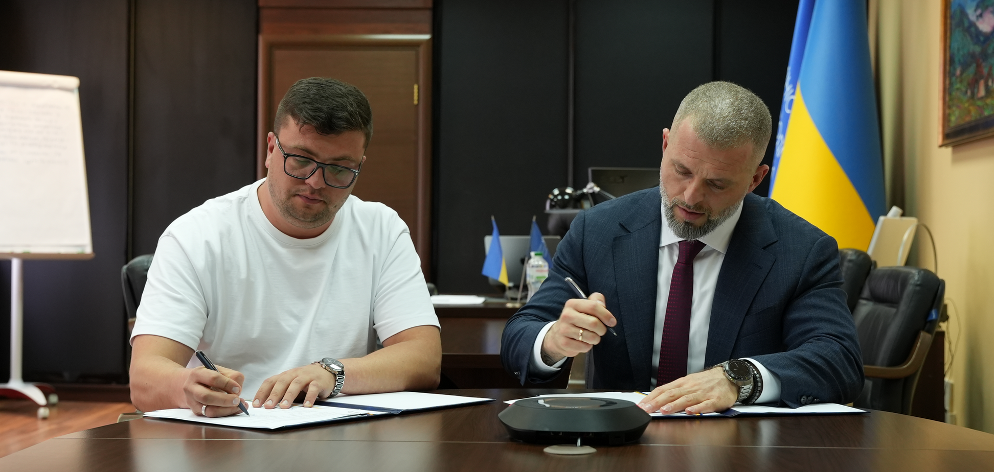 Міністр молоді та спорту Матвій Бідний та голова 'ПлейСіті' Геннадій Новіков підписали меморандум про співпрацю