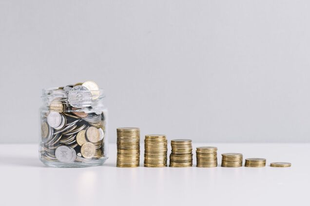 Стопки монет, разложенные по уменьшению как иллюстрация увеличения дефицита бюджета