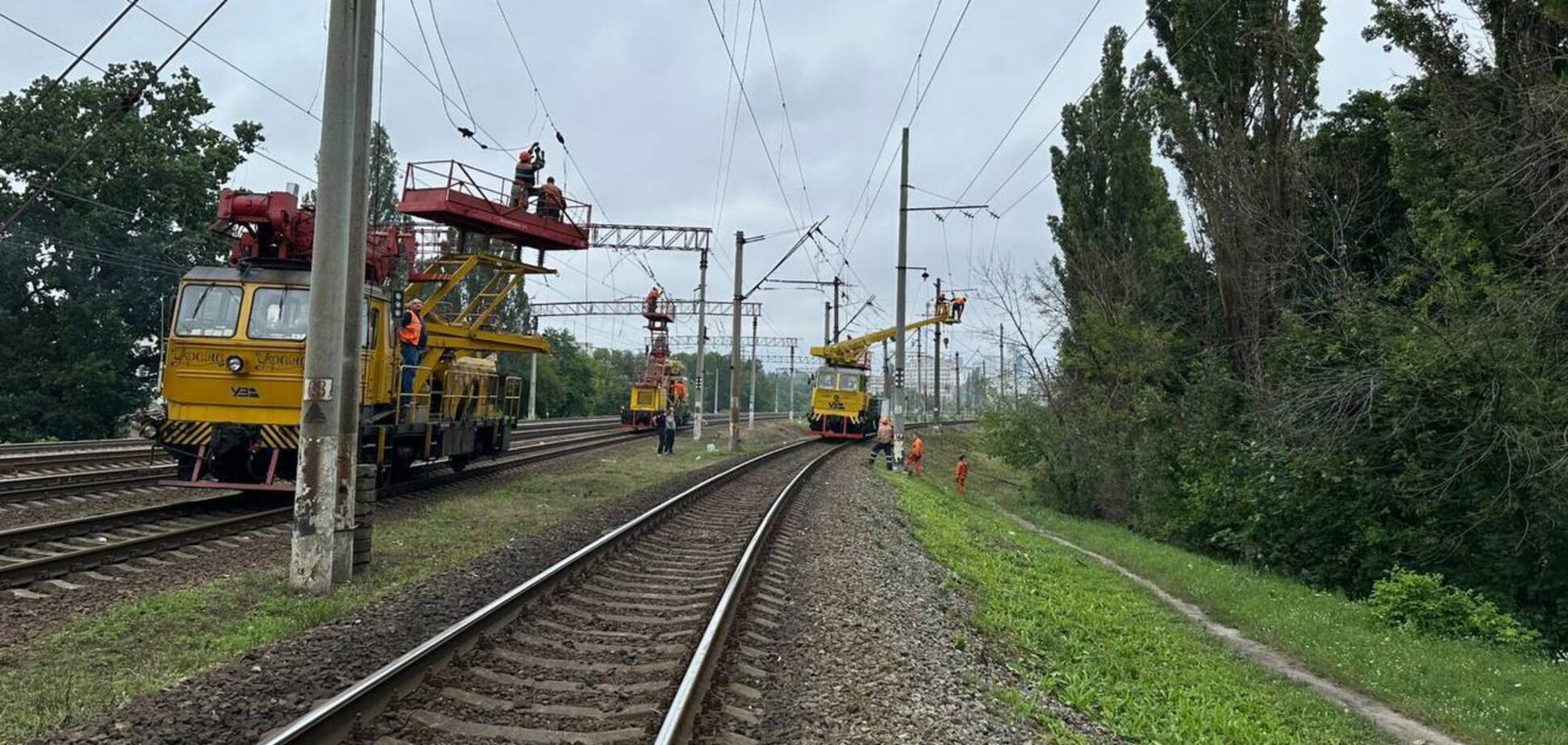 Ремонт на пошкодженій ділянці залізниці після обстрілу Києва 31 липня 2025 р.