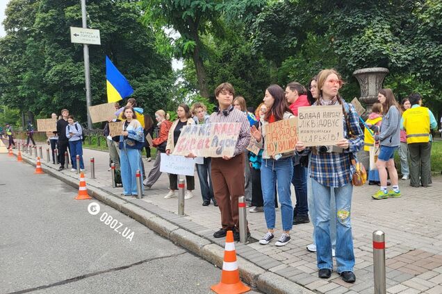 'Не тягніть час': під Радою пройшла акція з вимогою повернути незалежність НАБУ і САП, ухвалення закону зустріли оплесками. Фото і відео
