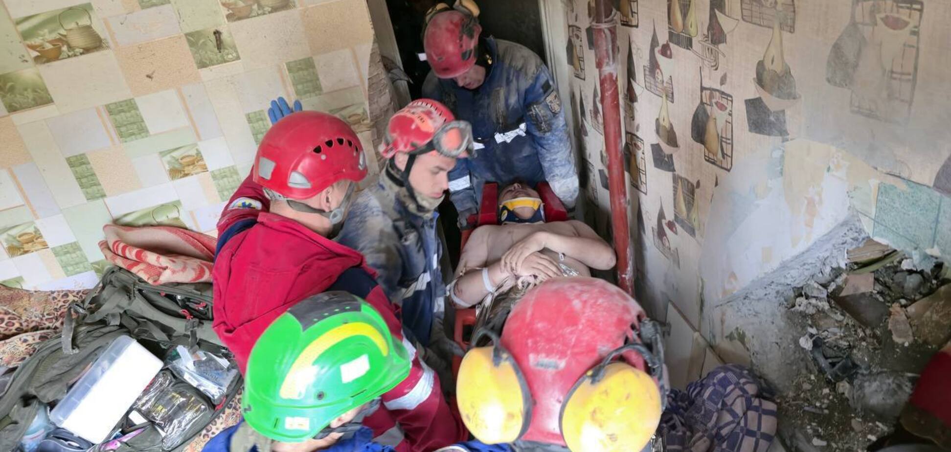 Оказался в 'бетонном склепе': в Киеве спасли мужчину из-под завалов разрушенного российским ударом подъезда. Подробности, фото и видео