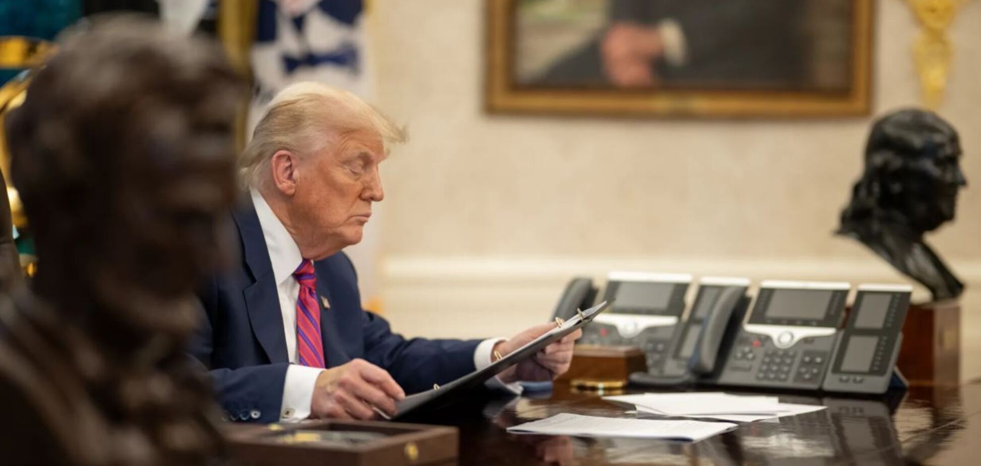 Дональд Трамп у Білому домі. Ілюстрація