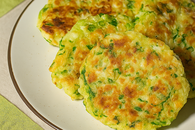 Ліниві пиріжки з яйцем та цибулею: готуються лічені хвилини