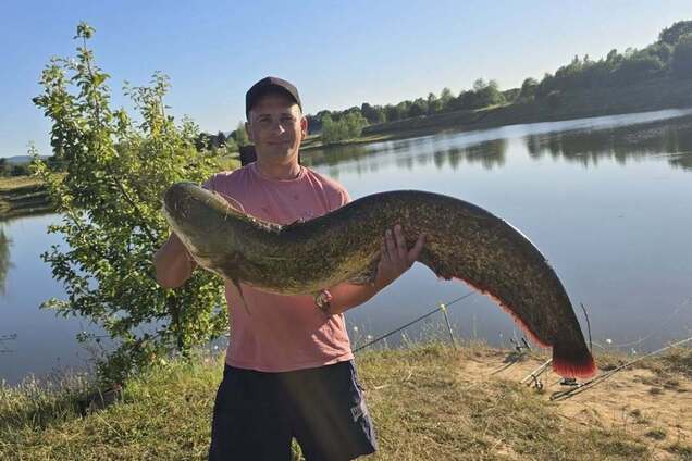 На Чернівеччині спіймали 15-кілограмову рибу, яка є цінним об'єктом спортивної риболовлі. Фото