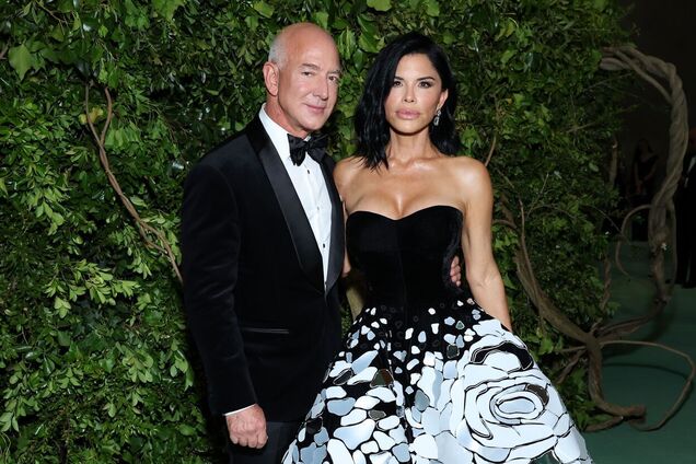 Одно из 27 свадебных платьев Лорен Санчес подозрительно исчезло