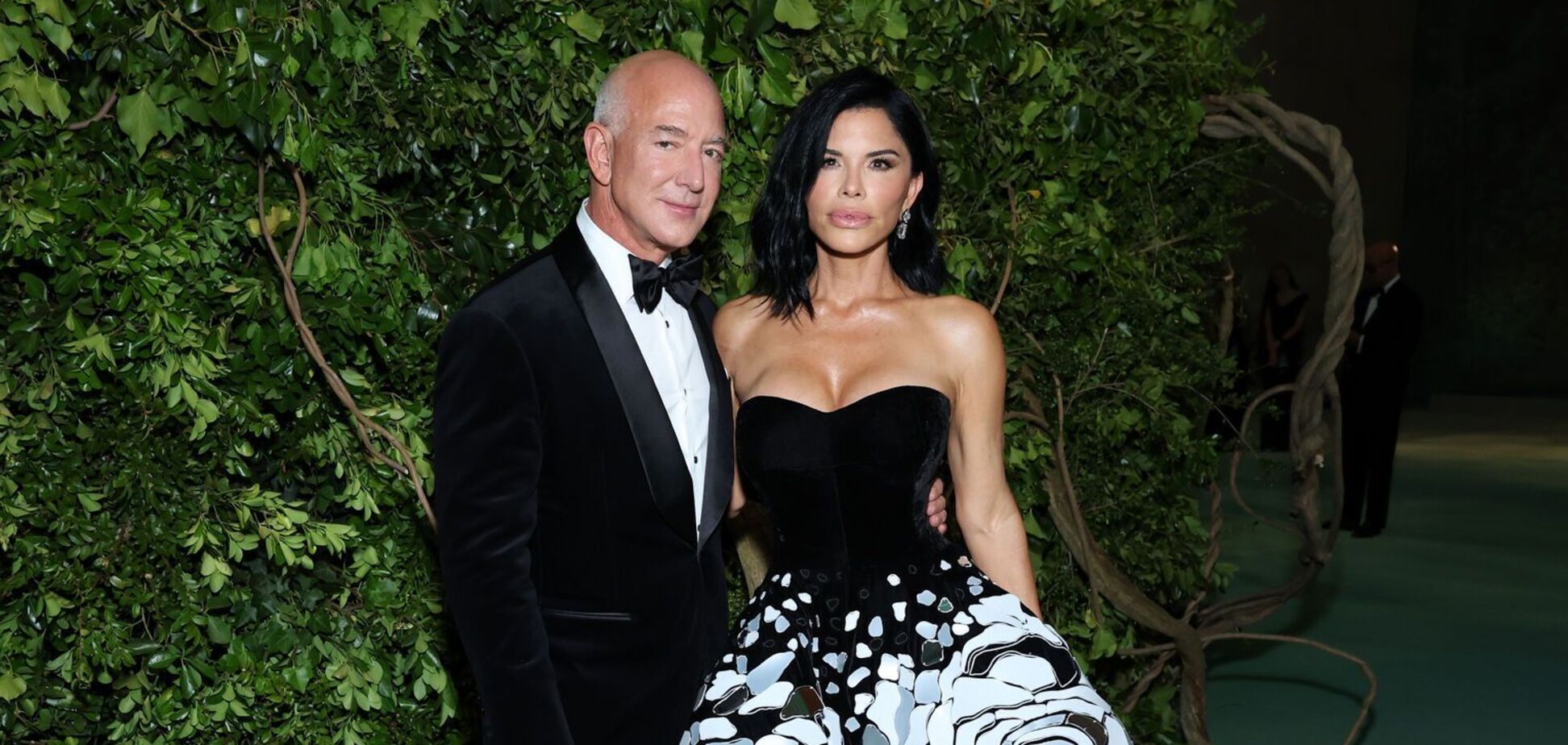 Одно из 27 свадебных платьев Лорен Санчес подозрительно исчезло