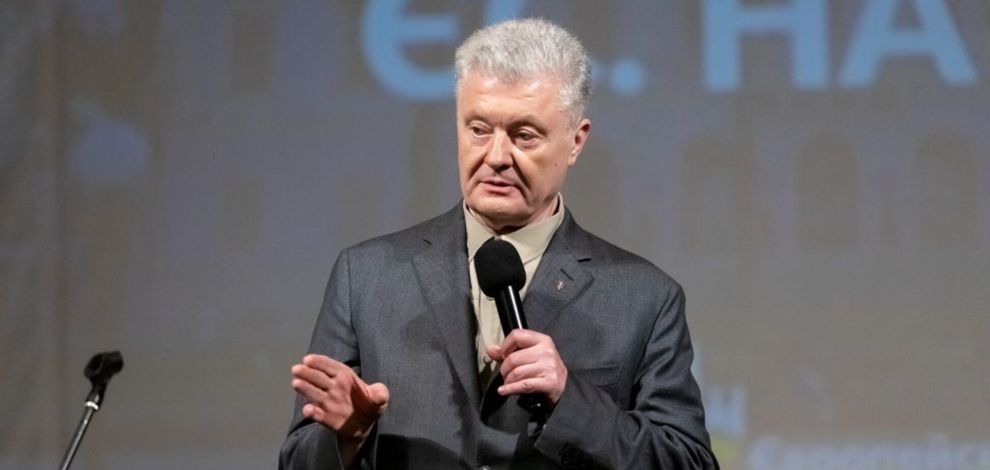 Порошенко заявил, что военным в Черновцах запретили принимать помощь от него