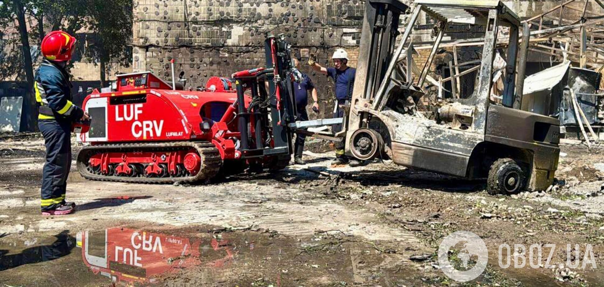 В Киеве во время разбора завалов обнаружили тело погибшего в результате российского обстрела. Подробности и фото