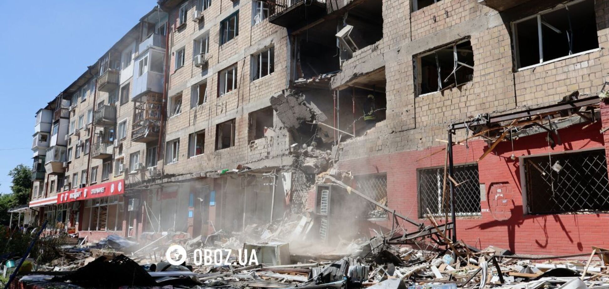 Діра в стіні будинку та ризик обвалення перекриття: наслідки прильоту в п’ятиповерховий будинок у Києві. Фото й відео