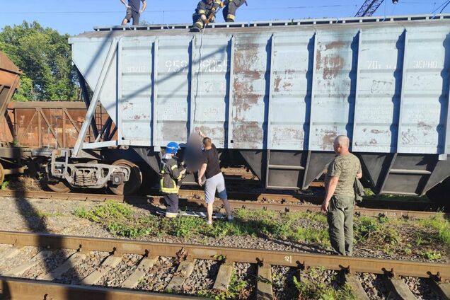 У Ніжині через ураження струмом на залізничному вокзалі загинув підліток, а дівчина отримала травми. Фото
