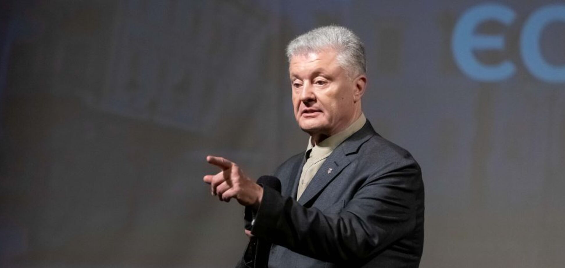 Влада знову заблокувала міжнародні відрядження Порошенка – попри виклики для України на дипломатичному фронті