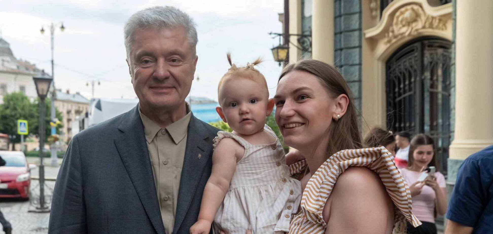 'Будто попал в гости к большой семье': Порошенко показал, как его тепло встретили в Черновцах. Фото