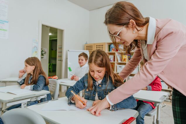 Ніхто цілий рік не вчить "5+10". Українка поділилась досвідом навчання сина в школі за системою Монтессорі: на уроці можна їсти і лежати на підлозі