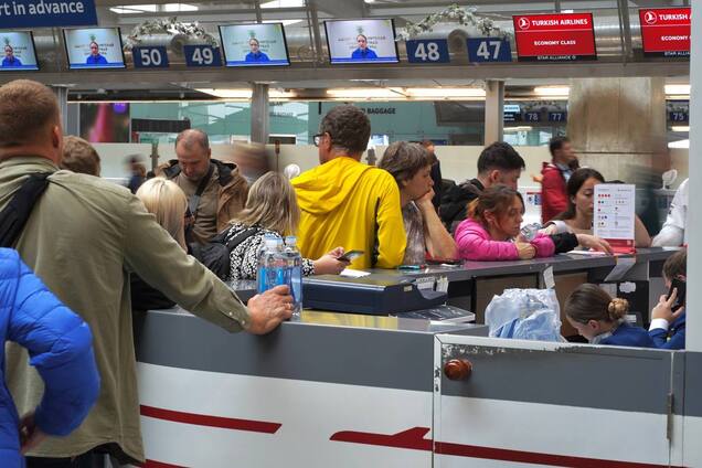 В аэропортах России произошел массовый коллапс из-за атак БПЛА: 'застряли' десятки рейсов